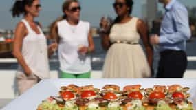 London: River Thames Evening Cruise with Bubbly and Canapés