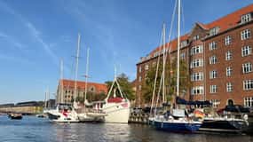 Copenhagen: Private Guided Boat Tour with City Highlights
