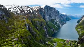 Stavanger: Kjerag and Lysebotn Guided Tour
