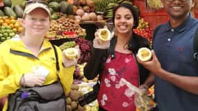 Visita partilhada à fruta exótica colombiana no mercado de Paloquemao