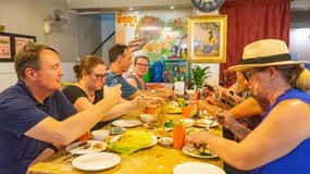 Phnom Penh Night Foodie Tour by Tuk Tuk with Drinks