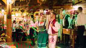Prag: Folkloristisk middagsshow med obegränsat antal drinkar