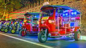 Chiang Mai: Temples and Street Food Night Tour by Tuk Tuk