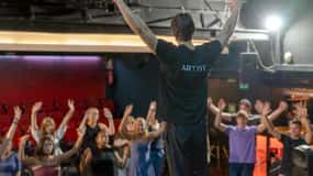 Sevilla: Clase de Baile Flamenco para Principiantes en Teatro Flamenco