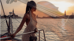 Venecia: Excursión en Catamarán por la Laguna con Música Clásica y Bebidas
