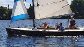 Amburgo: giro turistico in barca a vela di 1,5 ore sull'Aussenalster