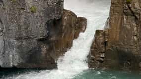 Moraine, Lake Louise, Emerald Lake, Johnston Canyon & BanffTour