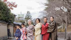 Kyoto: Tradisjonell Kimono-utleie med sesongens Kimono