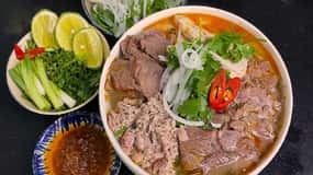 ¡Tour gastronómico de Hue a pie, en bicicleta o en moto con conductor!