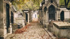 Paris: Famous Graves of Pere Lachaise Cemetery Guided Tour