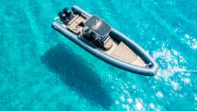 Cagliari: Bootstour mit dem Zodiac, 3-4 Badestopps, Wein und Schnorcheln