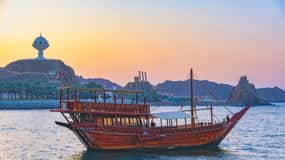 Muscat - Crociera costiera e al tramonto in dhow omanita (2 ore)