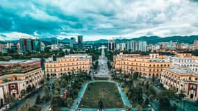 Gåtur gennem Tirana gennem byens historie og monumenter.