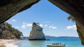 Hahei Explorer Cathedral Cove Tour in barca