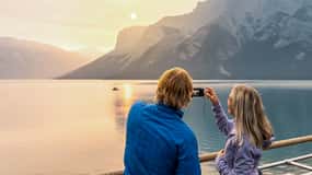 Lake Louise: Double Decker Shuttle to Moraine & Lake Louise