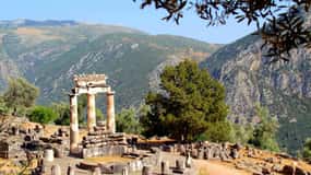 Athens to Delphi & Arachova private day tour