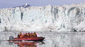 Longyearbyen: Pyramiden & Glacier Arctic Boat Tour