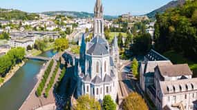 Lourdes: Full Day Private Guided Tour with Castle and Market