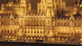 Cruzeiro turístico noturno em Budapeste