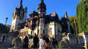 Brasov: Castelli di Peles e Bran + Escursione di un giorno all'Accademia Nevermore