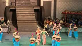Prambanan : Watching Ramayana Ballet Performance With Dinner