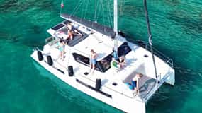 Cagliari: Katamaran-Tour mit 3 Stopps und Prosecco-Toast