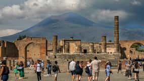 Pompeii: Private Tour with Wine Tasting and Lunch