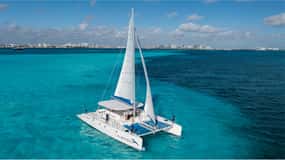 Cancún: Wycieczka katamaranem na Isla Mujeres z otwartym barem i lunchem