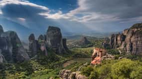 From Athens: 2-Day Delphi, Meteora, and Thermopylae Tour
