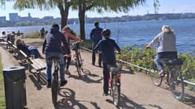 Bike tour around the Alster - Celebs, water, and nature