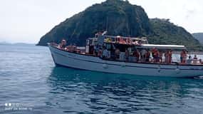 Ischia: Guided Boat Tour with Swimming and Traditional Lunch