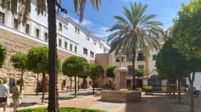 Marbella: Guided city tour with tapas tasting