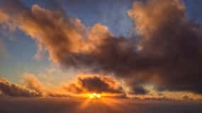 Explorateur de couchers de soleil ! Randonnée dans les montagnes des Seychelles