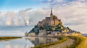 Mont-St-Michel: Small Group Guided Tour with Abbey Ticket