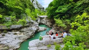 Von Tirana/Durres/Golem: Wanderung durch die Pëllumbas-Höhle und die Erzen-Schlucht