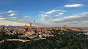 Segovia: Hot-air balloon ride with cava toast & picnic