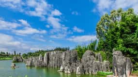 Visite privée de la forêt de pierres de Kunming : promenades pittoresques + guide