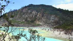 Jakarta: Volcano, Suspension Bridge, and Hot Spring Tour