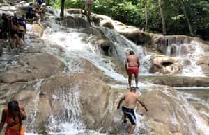 imagem n.4 de Falmouth: Rafting de bambu e excursão às Cataratas do Rio Dunn atividade em Ocho Rios, carregada pelo fornecedor