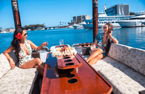 Newport Beach içindeki Yüzen Tiki Bar Limanı Gezisi etkinliğinin tedarikçi tarafından yüklenen 4 no'lu görseli