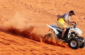 afbeelding n.3 van Dubai: Woestijnsafari, quad, sandboarden, kamelen & BBQ activiteit in Dubai, geüpload door aanbieder