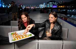 Image N°3 de Londres : Croisière nocturne sur la Tamise avec bulles et canapés activité à Royaume-Uni, publiée par le prestataire
