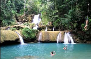 imagem n.3 de Montego Bay: Passeio a cavalo, tubing e Dunn's River Falls atividade em Ocho Rios, carregada pelo fornecedor
