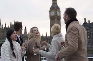 Image N°4 de Londres : Croisière nocturne sur la Tamise avec bulles et canapés activité à Royaume-Uni, publiée par le prestataire