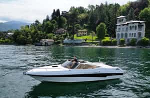 imagen n.º 3 de Tour en barco privado de lujo por el Lago de Como con paradas y bebidas actividad en Lombardía, subida por el proveedor