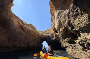 imagem n.3 de Benagil: Passeio de caiaque guiado por cavernas, enseadas e praias secretas atividade em Benagil, carregada pelo fornecedor