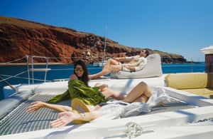 imagem n.4 de Cruzeiro Santorini Gold Catamaran com snorkel, churrasco e bar aberto atividade em Vlichada, carregada pelo fornecedor
