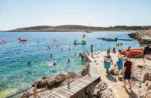 imagen n.º 4 de Split: excursión de un día a la cueva Azul, Vis y Hvar en lancha rápida actividad en Dalmacia, subida por el proveedor
