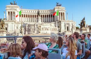 imagem n.3 de Roma: Autocarro hop-on hop-off e transfer opcional para o porto de cruzeiros atividade em Roma, carregada pelo fornecedor