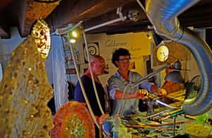 Immagine nº 3 di Crea la tua opera d'arte in vetro: Lezione privata con un artigiano locale attività a Venezia, caricata dal fornitore